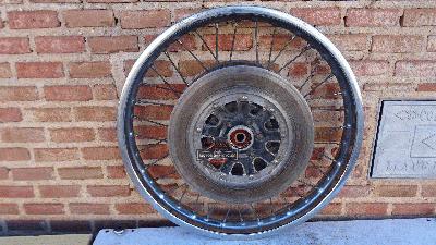 RUEDA / BUJE DELANTERO  FRENO DOBLE DISCO DE FRENO  SUZUKI 750 GT / 750 GT LEMANS  AÑOS 1973 A 1977 